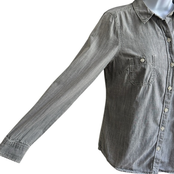 ✨3 for $18✨ Women’s Gray Denim Button Down Shirt - Picture 3 of 7